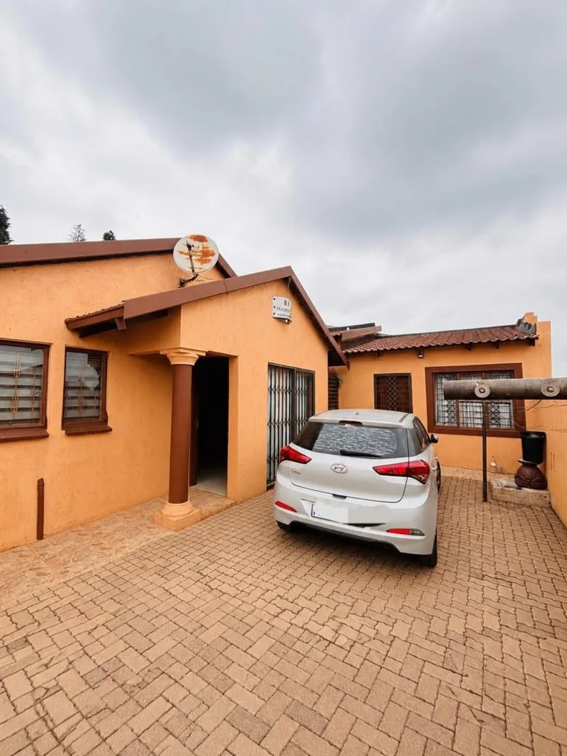 10 Bedroom House in Maokeng