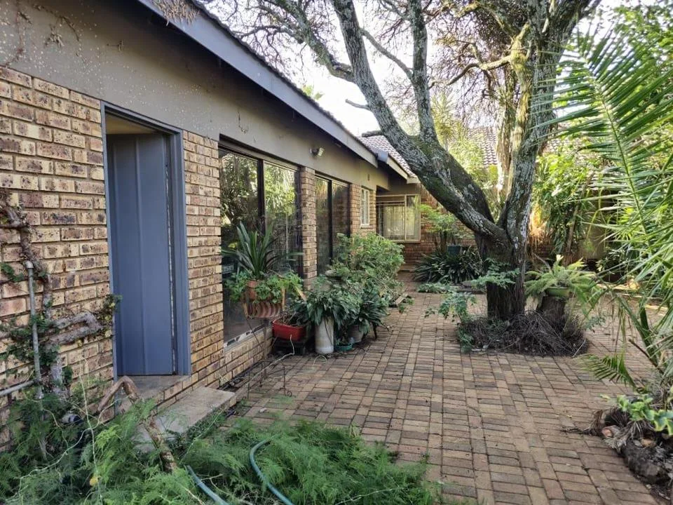 4 Bedroom House for sale in Hartbeesfontein