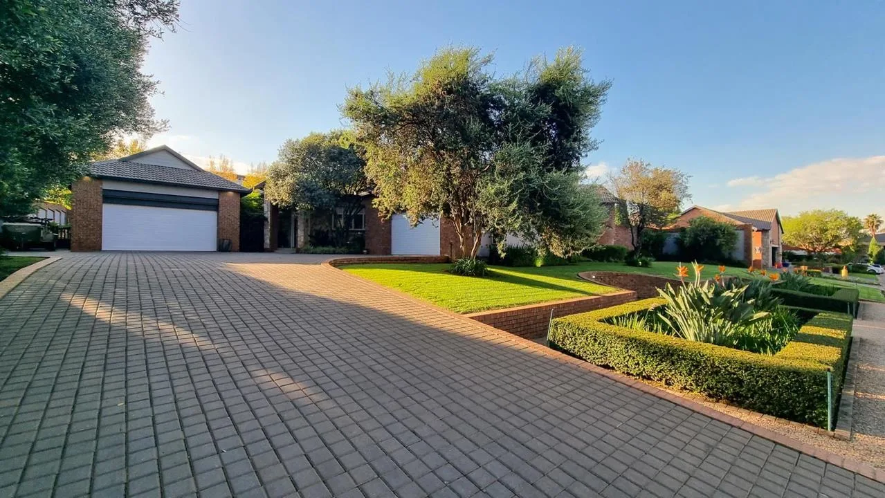 4 Bedroom House for sale in Aerorand