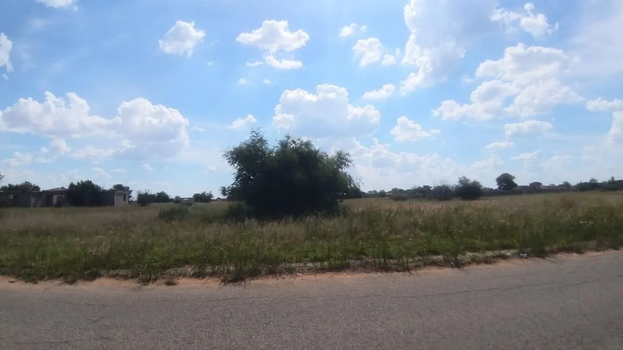 1 002 m² Land available in Naudeville