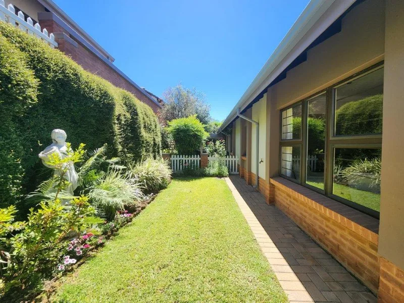 2 Bedroom Simplex in Douglasdale