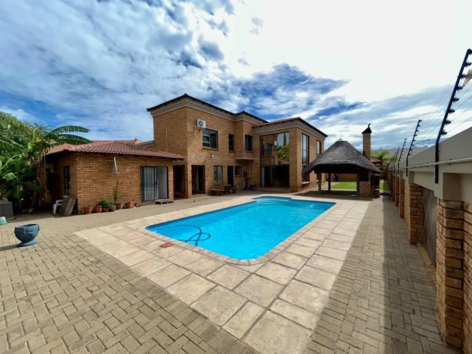 4 Bedroom House for sale in Roylglen Gardens