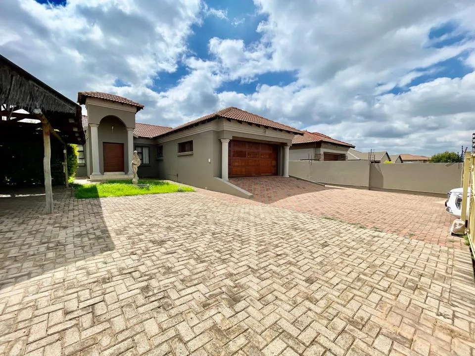 4 Bedroom House to rent in Aerorand