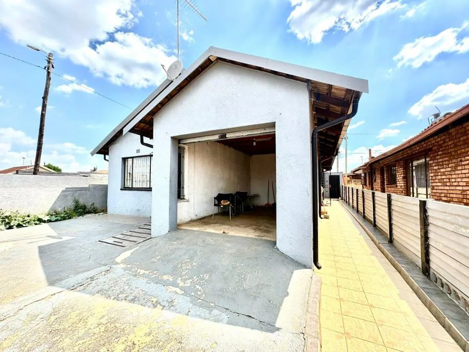 2 Bedroom House for sale in Daveyton