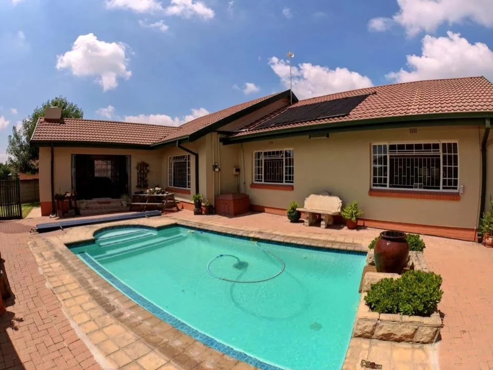 4 Bedroom House for sale in Florapark