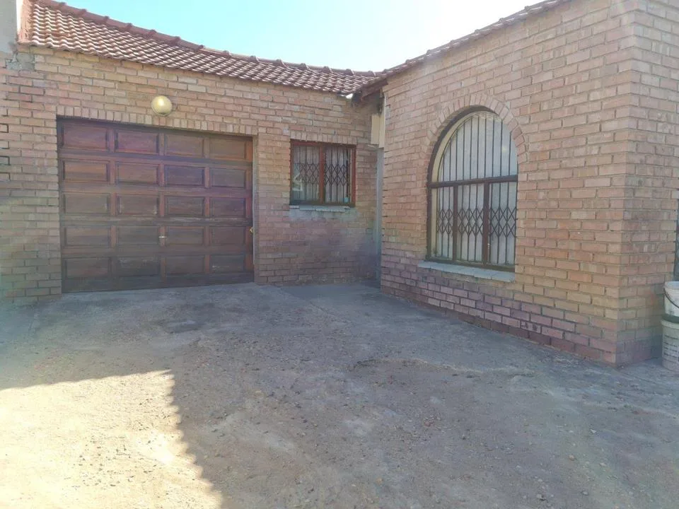 5 Bedroom House for sale in Ivy Park