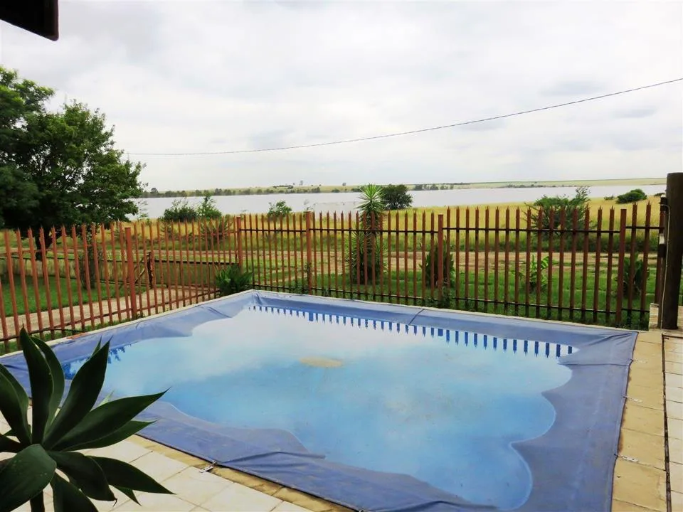 4 Bedroom House for sale in Oranjeville