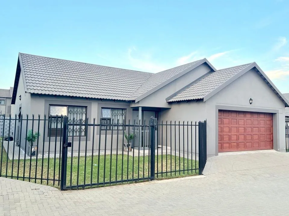 3 Bedroom Townhouse for sale in Bloemspruit