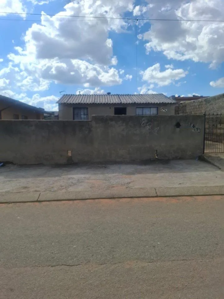 2 Bedroom House for sale in Mofolo North