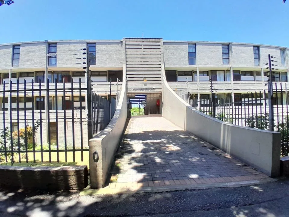 2 Bedroom Apartment / flat for sale in Essenwood
