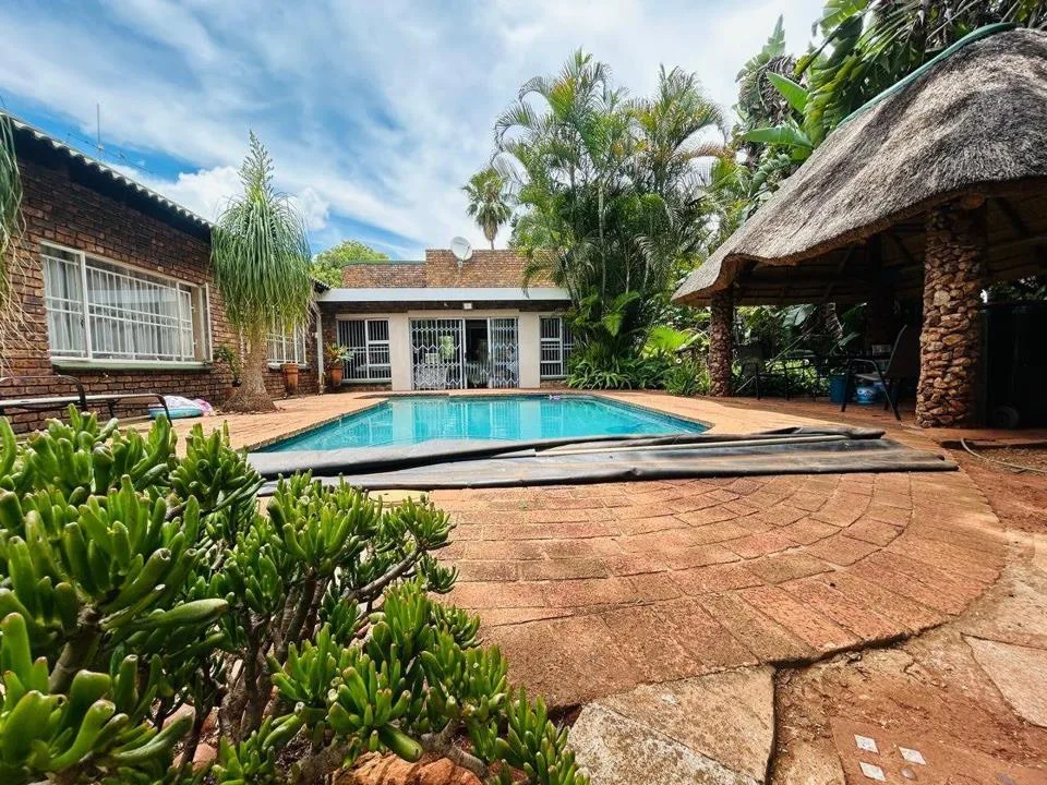 5 Bedroom House for sale in Chroompark