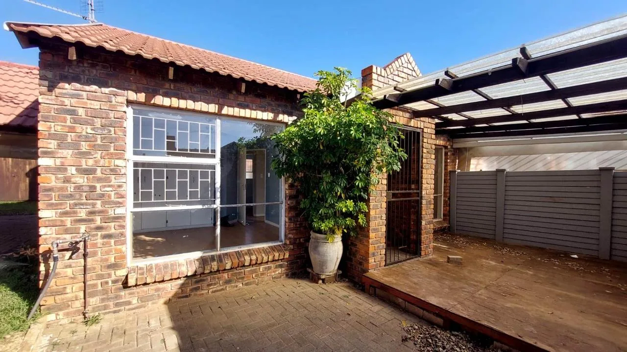 2 Bedroom Townhouse for sale in Fleurdal