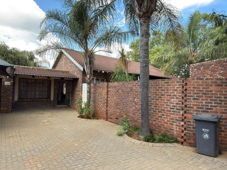 3 Bedroom Townhouse for sale in Rhodesdene