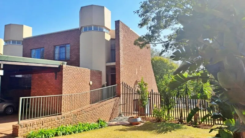 5 Bedroom Townhouse in Lynnwood Manor