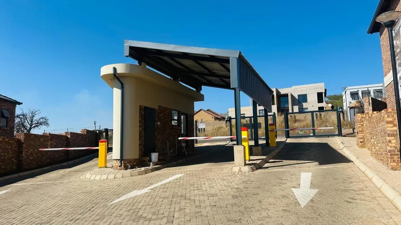3 Bedroom Townhouse for sale in Die Heuwel