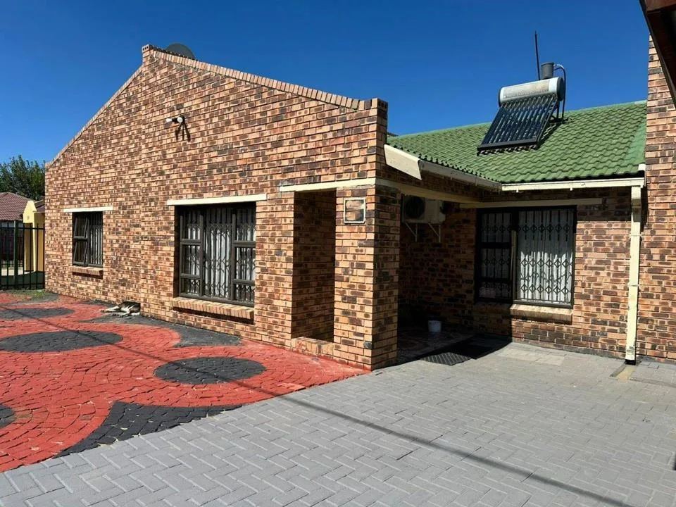 4 Bedroom House for sale in Hilton