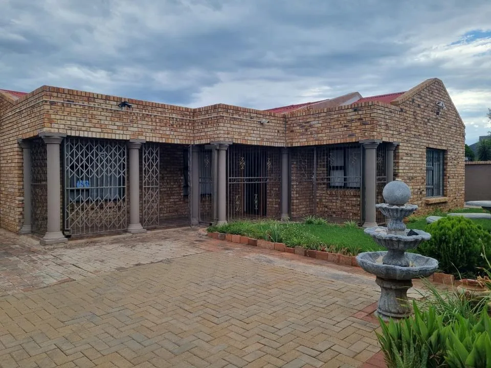 3 Bedroom House for sale in Beaconsfield