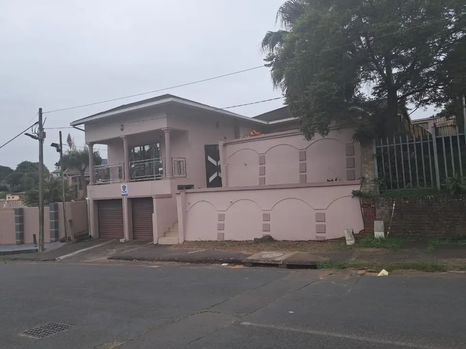 3 Bedroom House for sale in Montclair