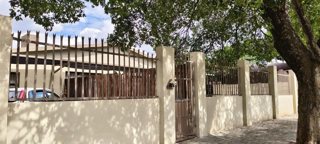 9 Bedroom House for sale in Generaal De Wet