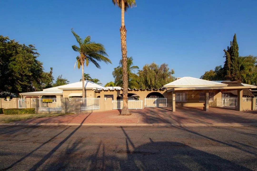 5 Bedroom House for sale in Middelpos