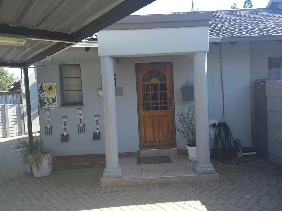 6 Bedroom House for sale in Kruinpark