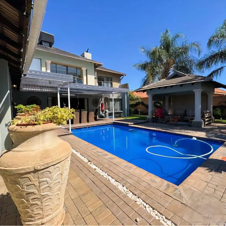 4 Bedroom House for sale in Roylglen Gardens