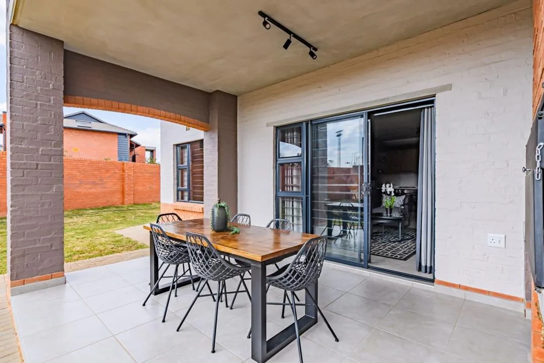 2 Bedroom House for sale in Rietvalleirand