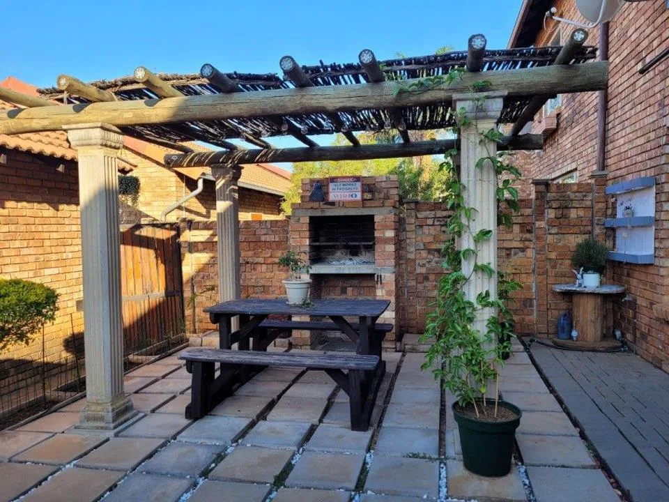 2 Bedroom Townhouse for sale in Annlin