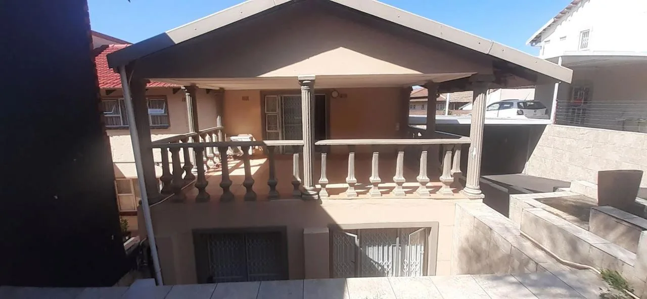 4 Bedroom House for sale in Chatsworth Central