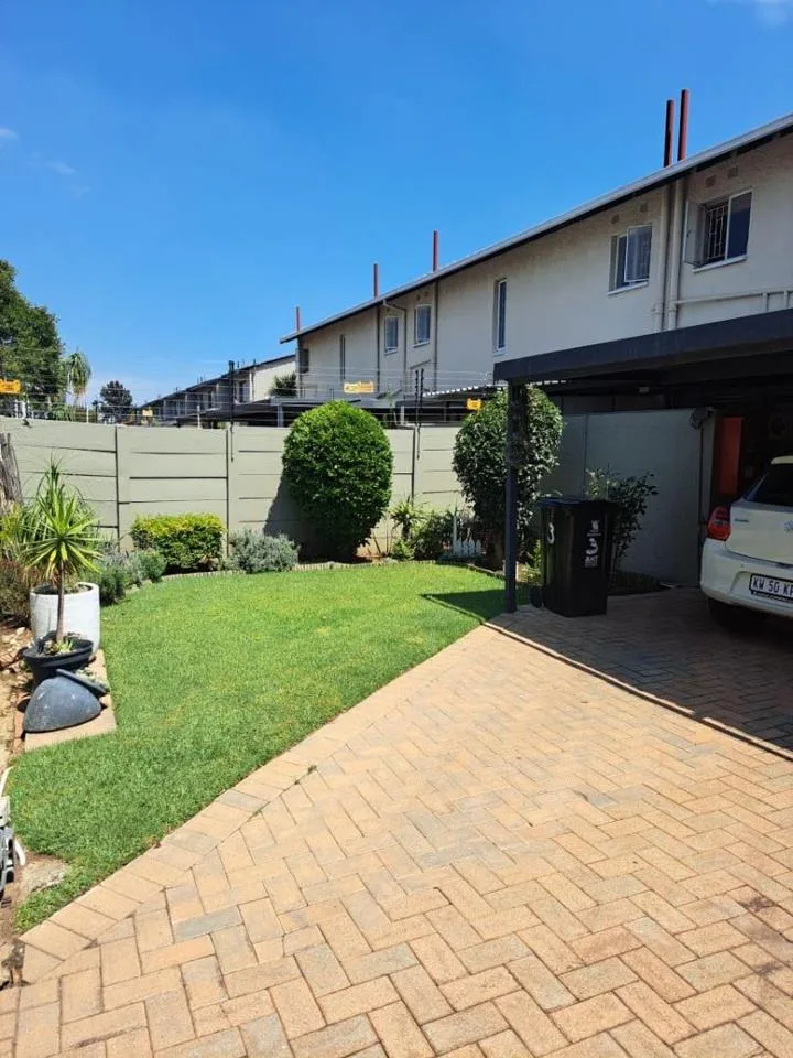 3 Bedroom Townhouse for sale in Beyers Park