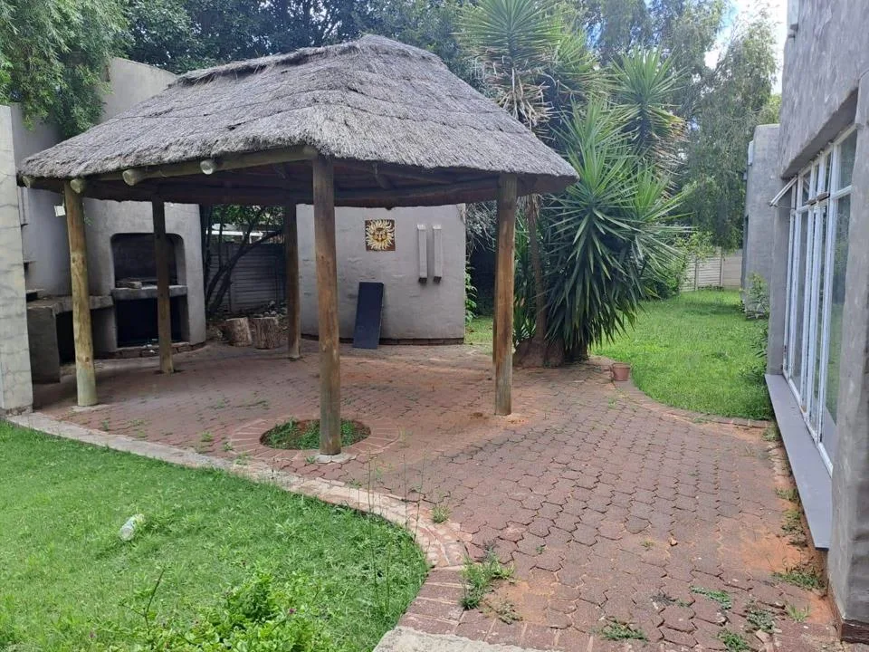 11 Bedroom House for sale in Universitas