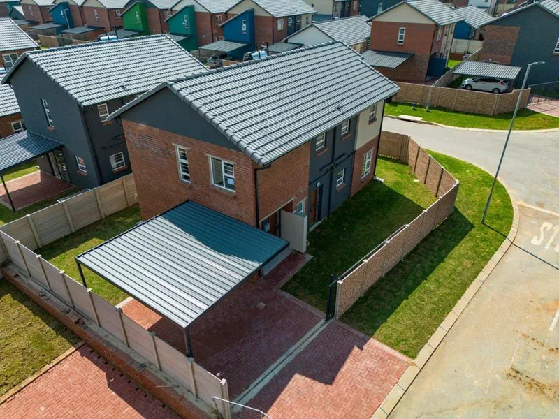 4 Bedroom House for sale in Crystal Park
