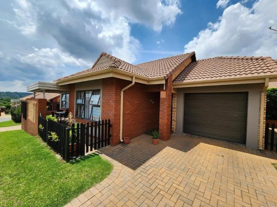 2 Bedroom Townhouse for sale in Olivedale