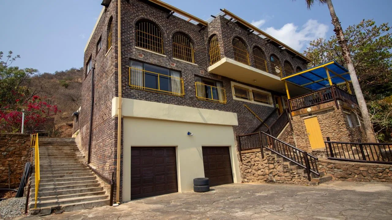 6 Bedroom House for sale in Barberton
