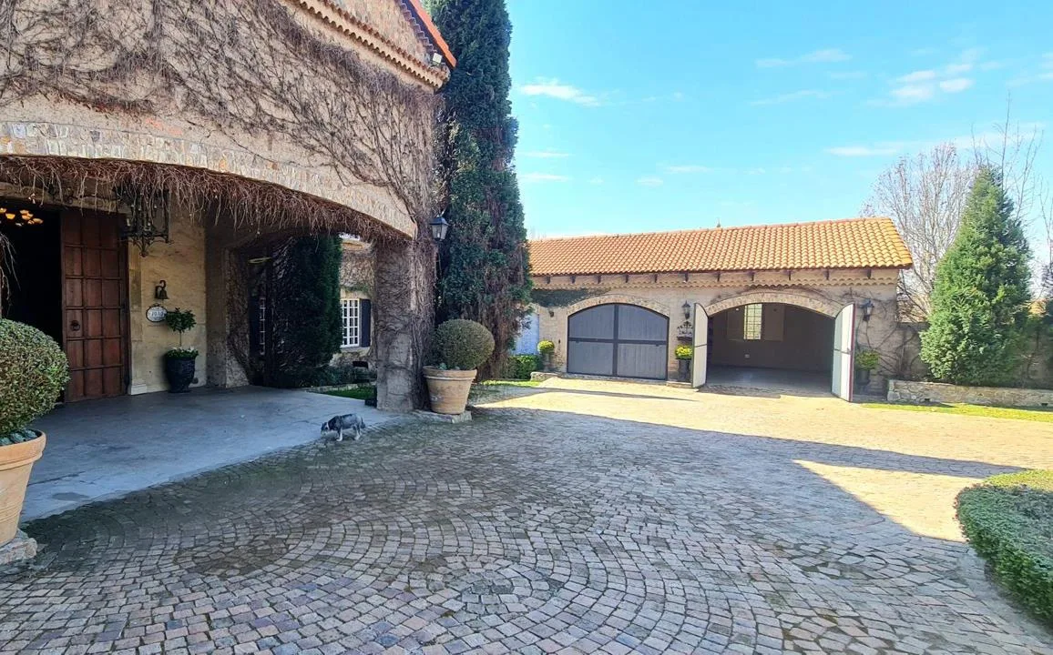 4 Bedroom House for sale in Kromdraai AH