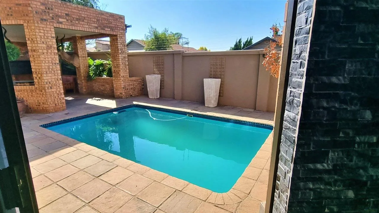 4 Bedroom House for sale in Aerorand