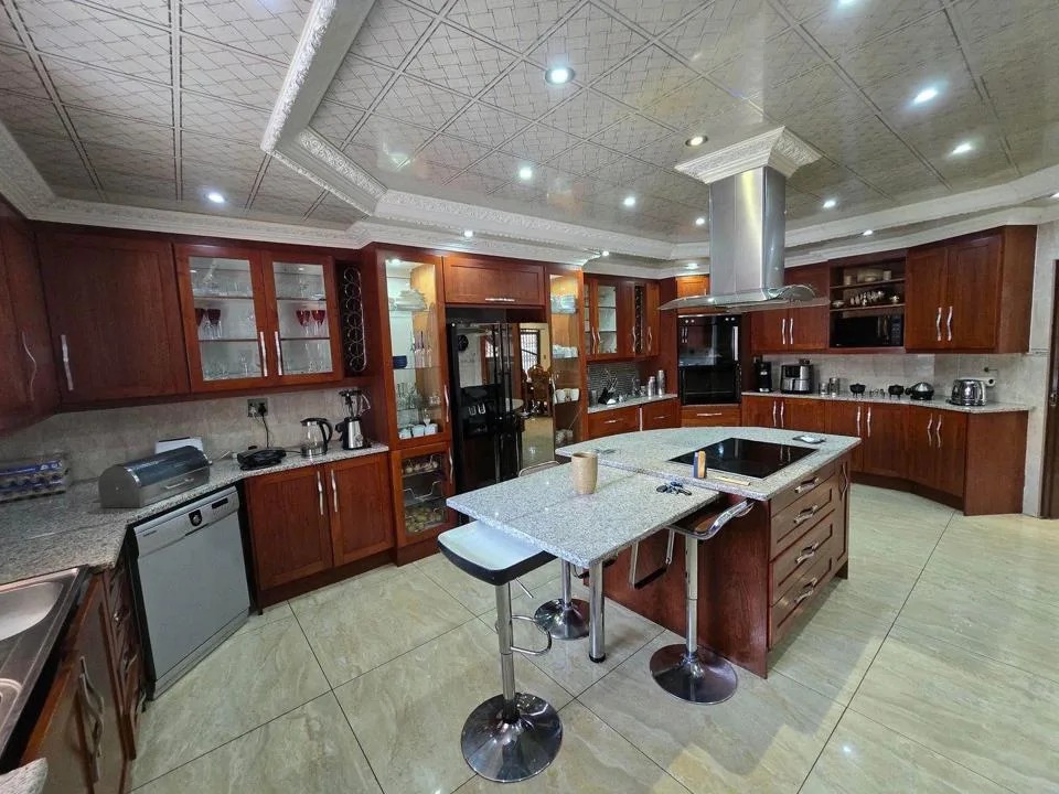 9 Bedroom House for sale in Aerorand