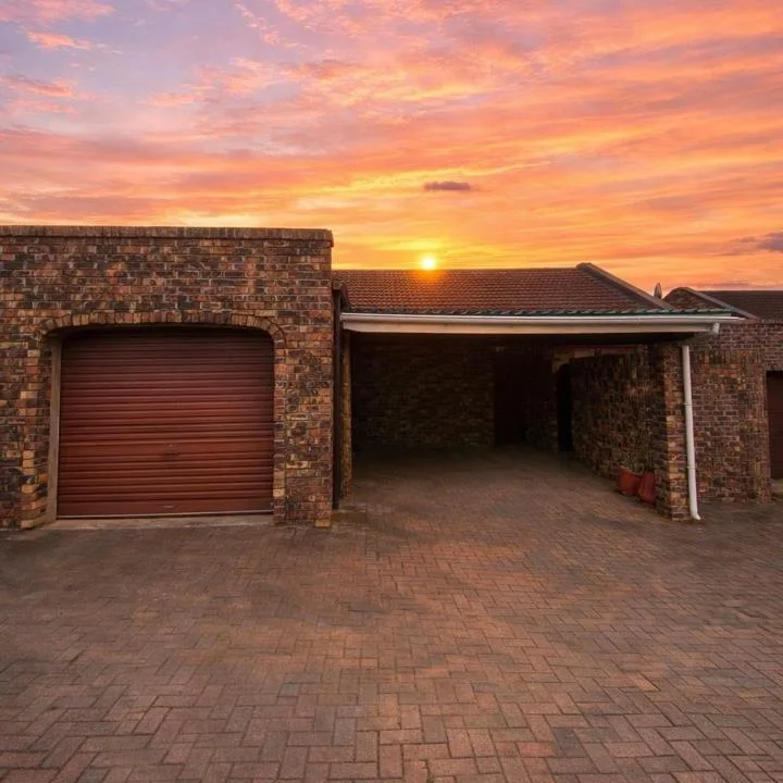 2 Bedroom Townhouse for sale in Gonubie North