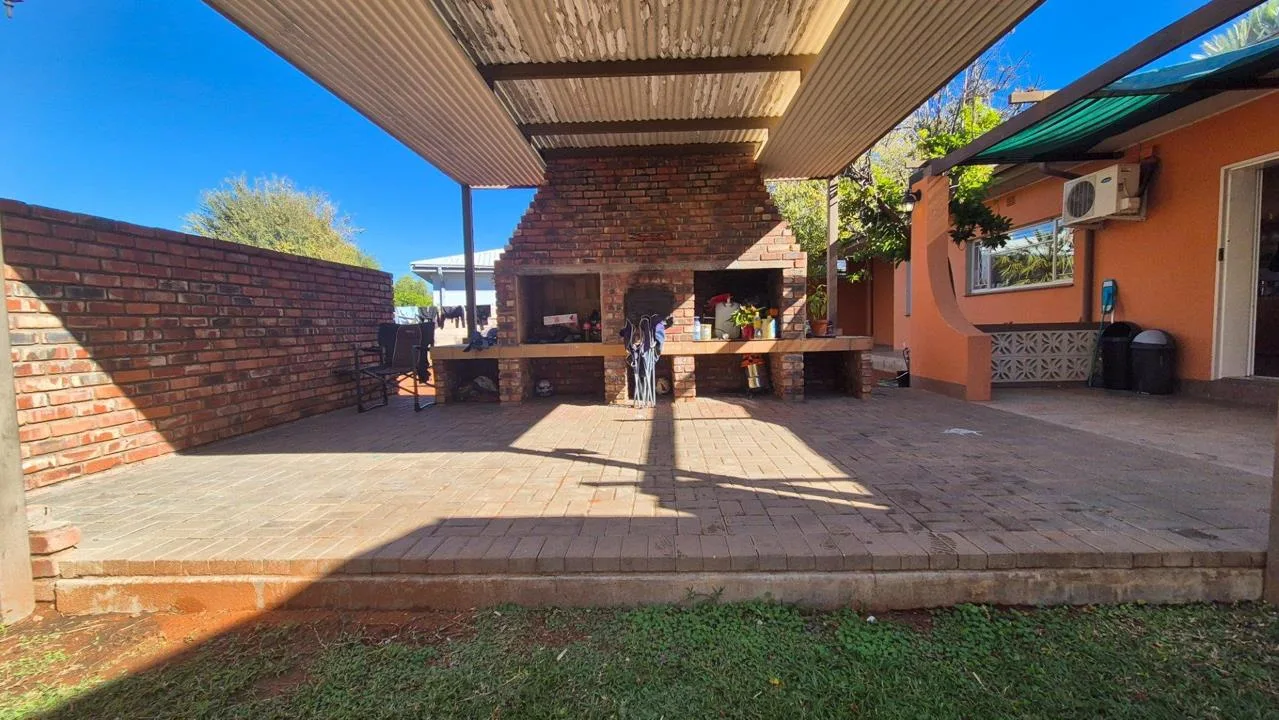4 Bedroom House for sale in Oosterville