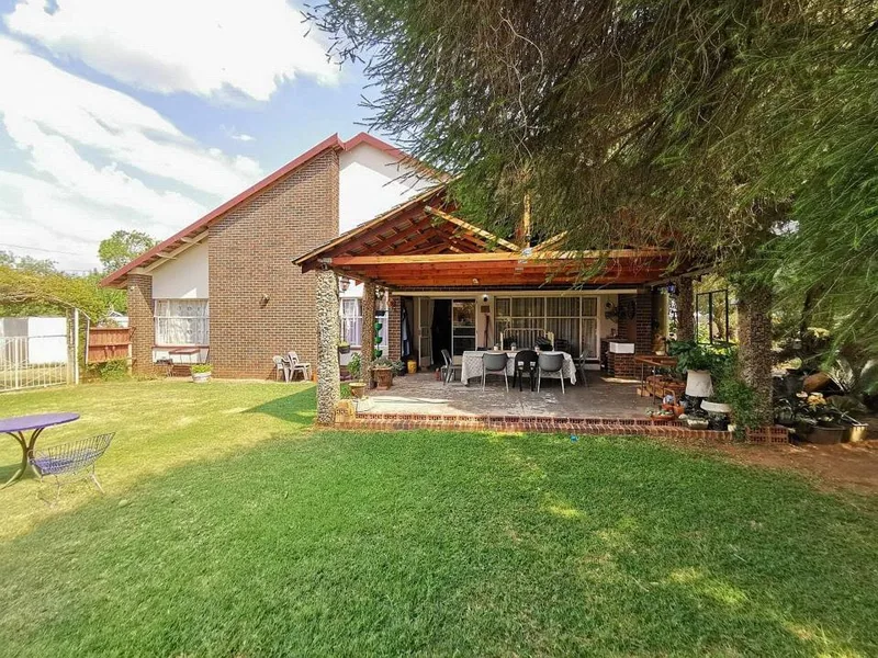 5 Bedroom House for sale in Stilfontein Ext 4