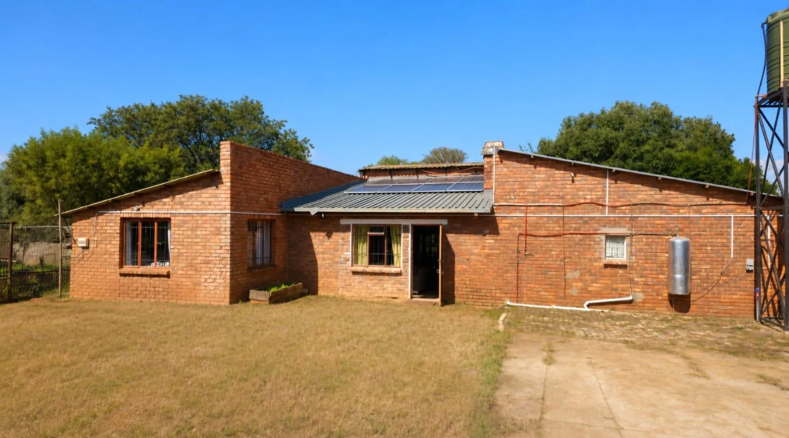4.6 ha Smallholding in Broederstroom AH