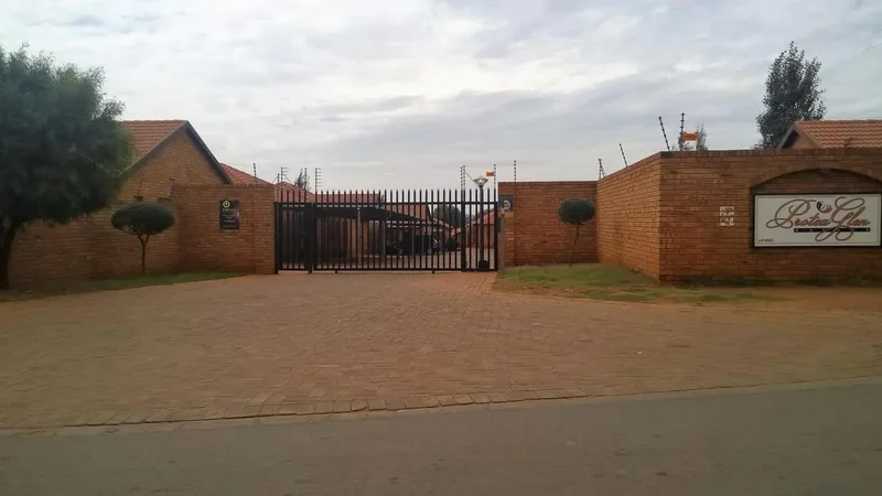 3 Bedroom Townhouse for sale in Protea Glen