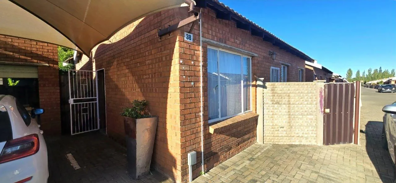 2 Bedroom Townhouse for sale in Noordhoek