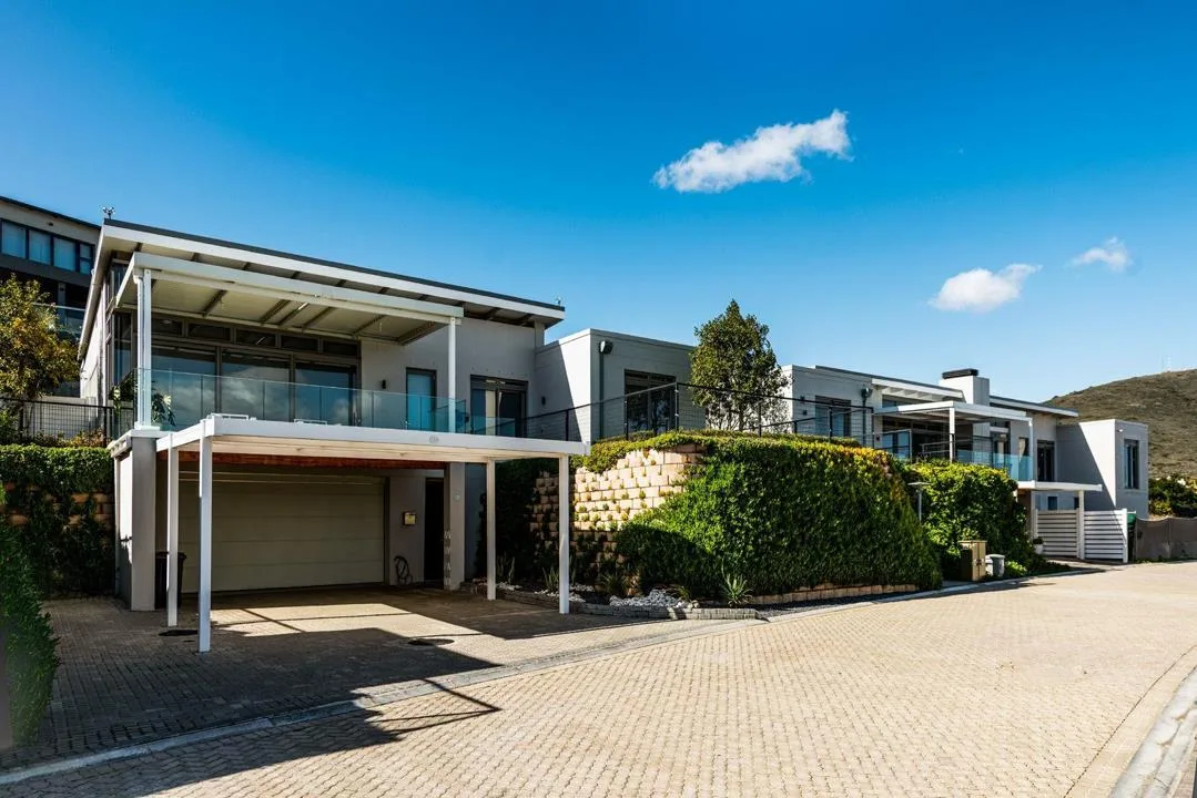 3 Bedroom House for sale in Plattekloof