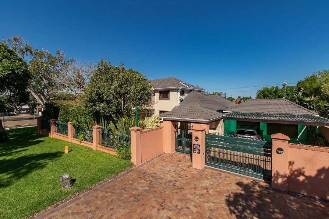 4 Bedroom House for sale in Bergvliet