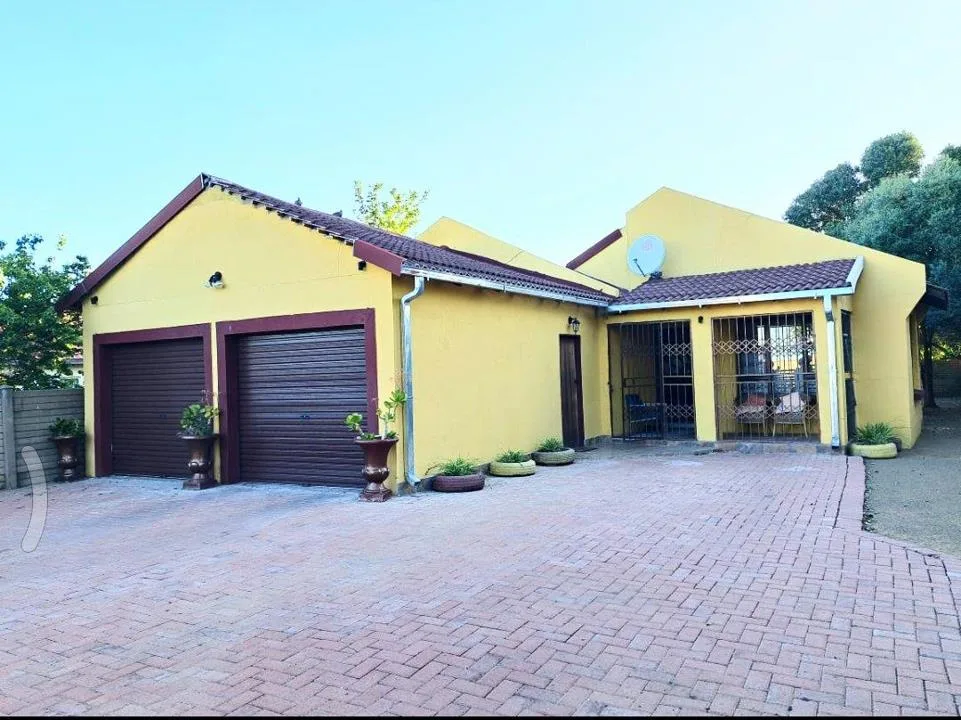 3 Bedroom House for sale in Lourierpark
