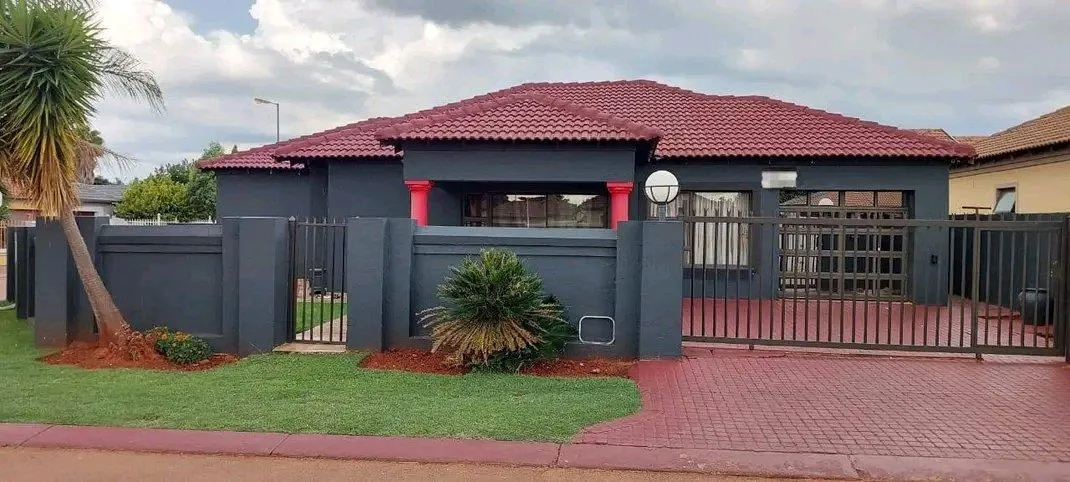 3 Bedroom House for sale in Mohlakeng