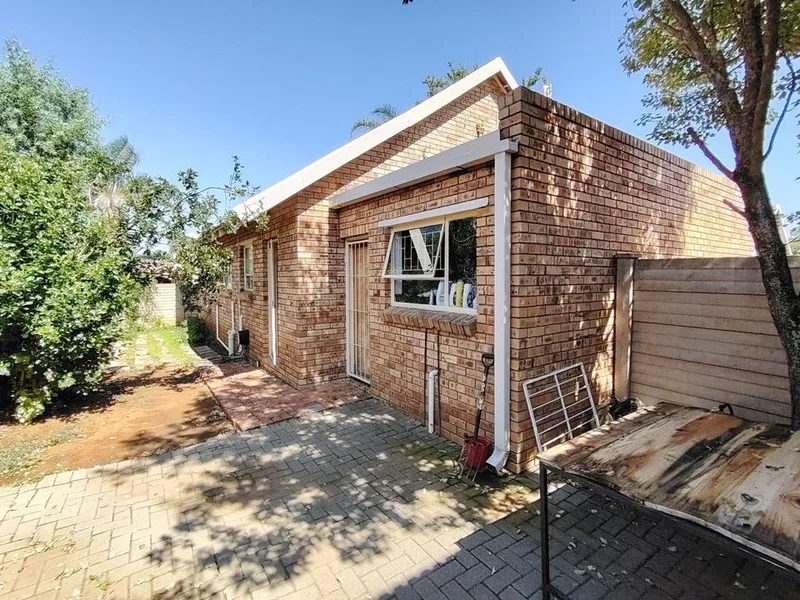 2 Bedroom Townhouse for sale in Langenhovenpark