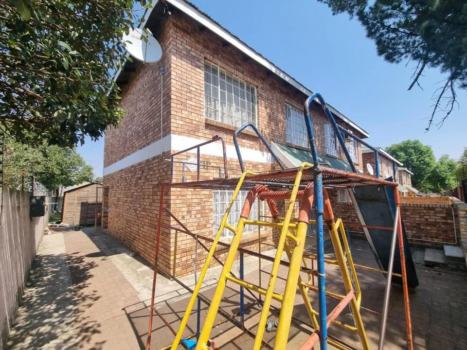 3 Bedroom Townhouse for sale in Harrismith