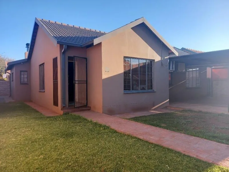 3 Bedroom House for sale in Kathu